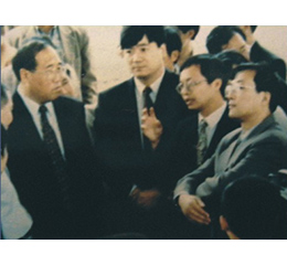 国家环保总局原局长解振华在听取专利发明人徐笑难的汇报